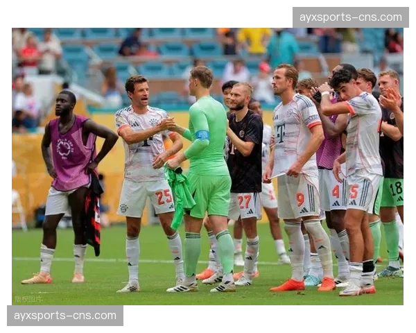 前拜仁球员穆勒参加教练培训课程，现身俱乐部青年队训练场