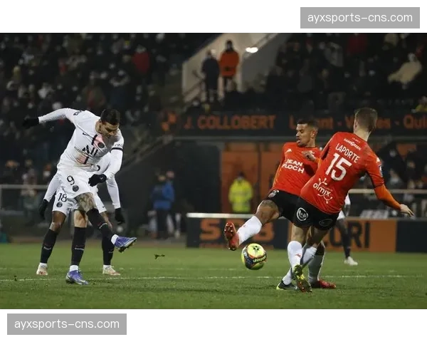 里昂1-2憾负巴黎，比赛数据显示主队在70分钟后跑动能力骤降，被连入两球