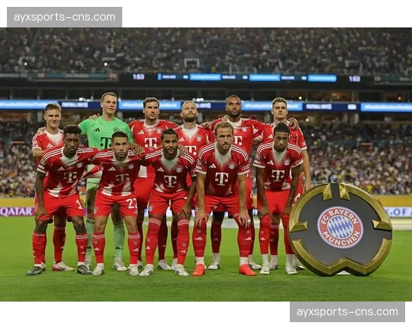 看台故事：一位拜仁老球迷举着2013年温布利夺冠照片观看对阵皇马比赛